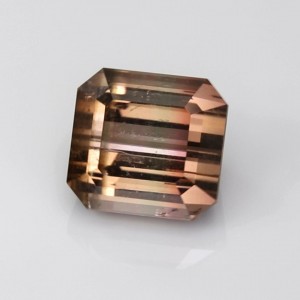 bi-color tourmaline  11.17cts - 12x11mm bi-color tourmaline  11.17cts - 12x11mm
